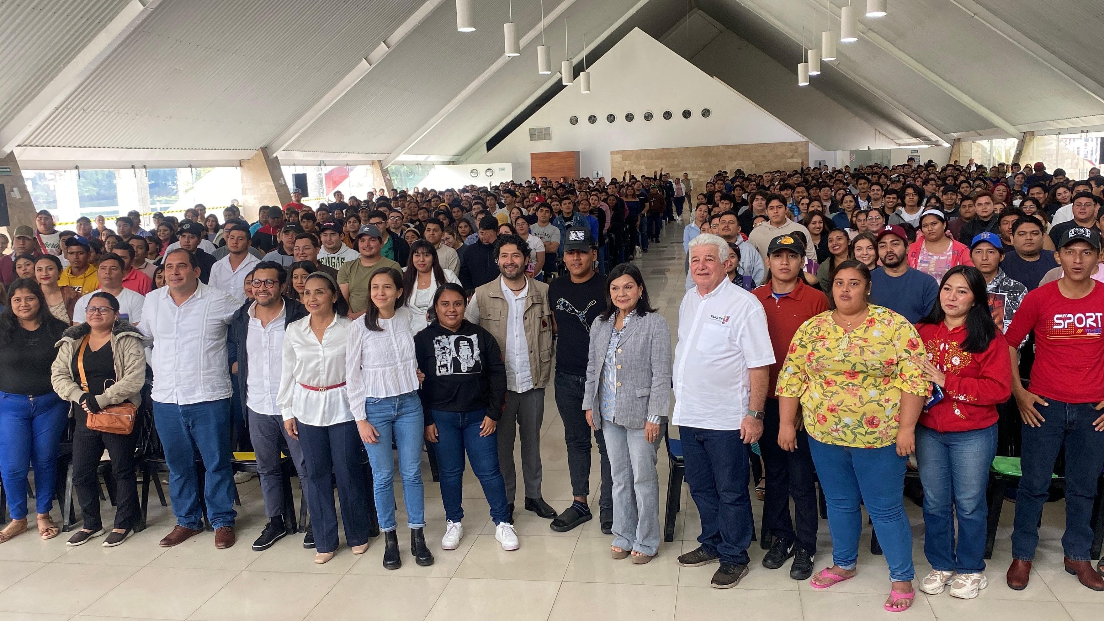 Dan a jóvenes 8,480 pesos al mes para adquirir experiencia en primer empleo