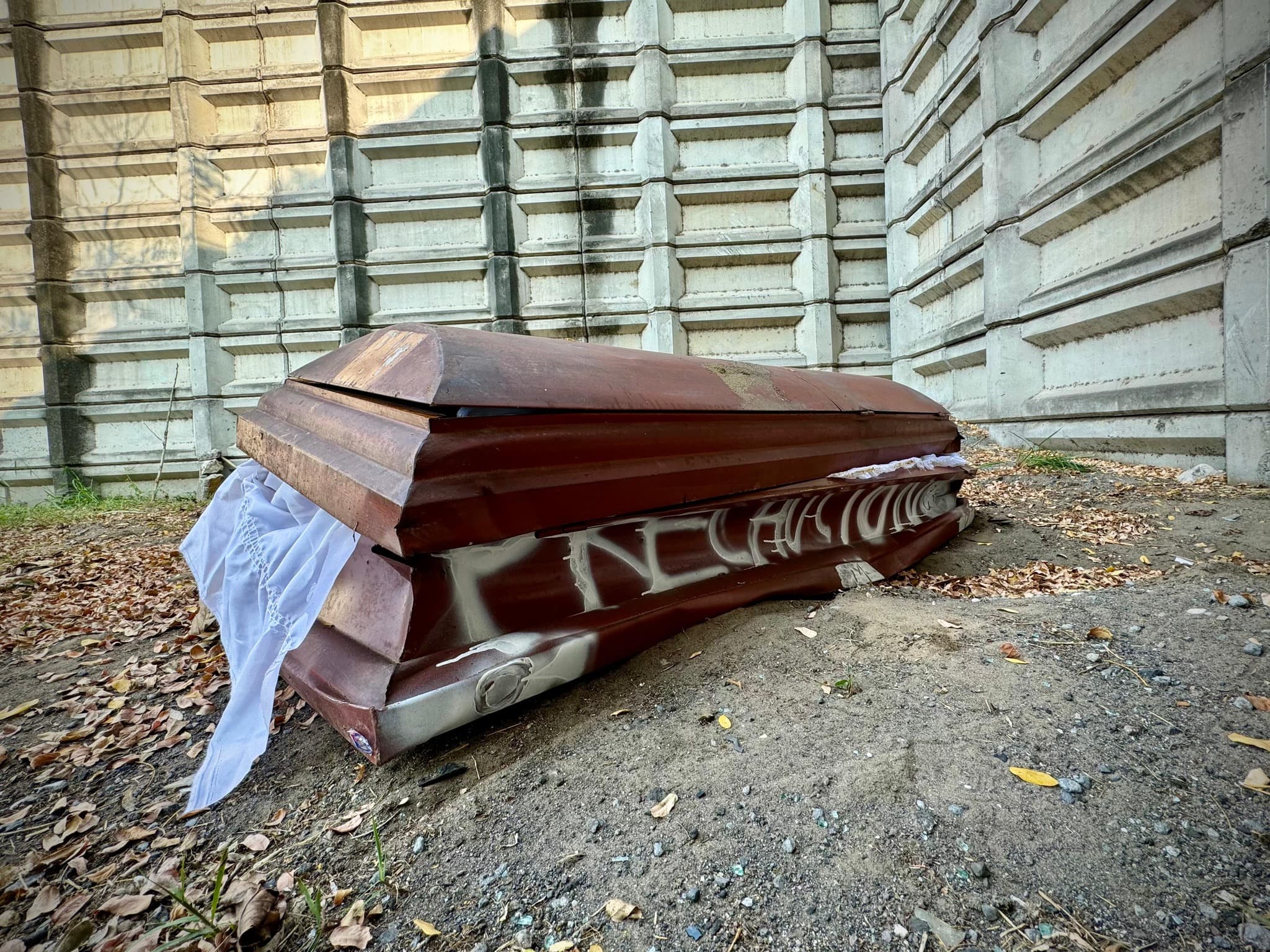 Dejan ataúd en el puente de Veracruz