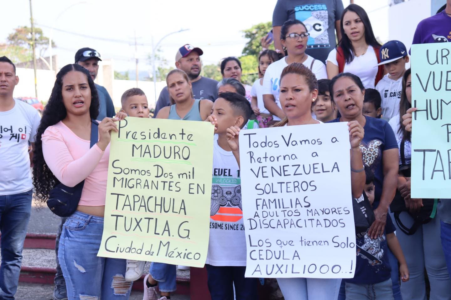 Quieren venezolanos vuelos humanitarios de regreso a su país