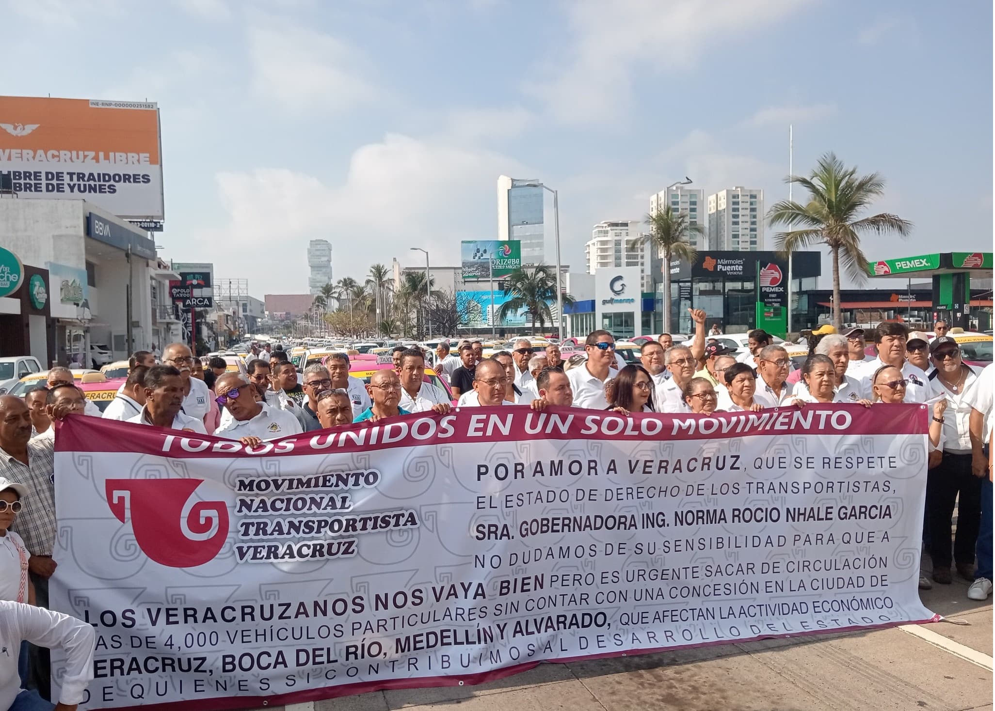 Marchan taxistas en Veracruz exigen frenar competencia desleal 