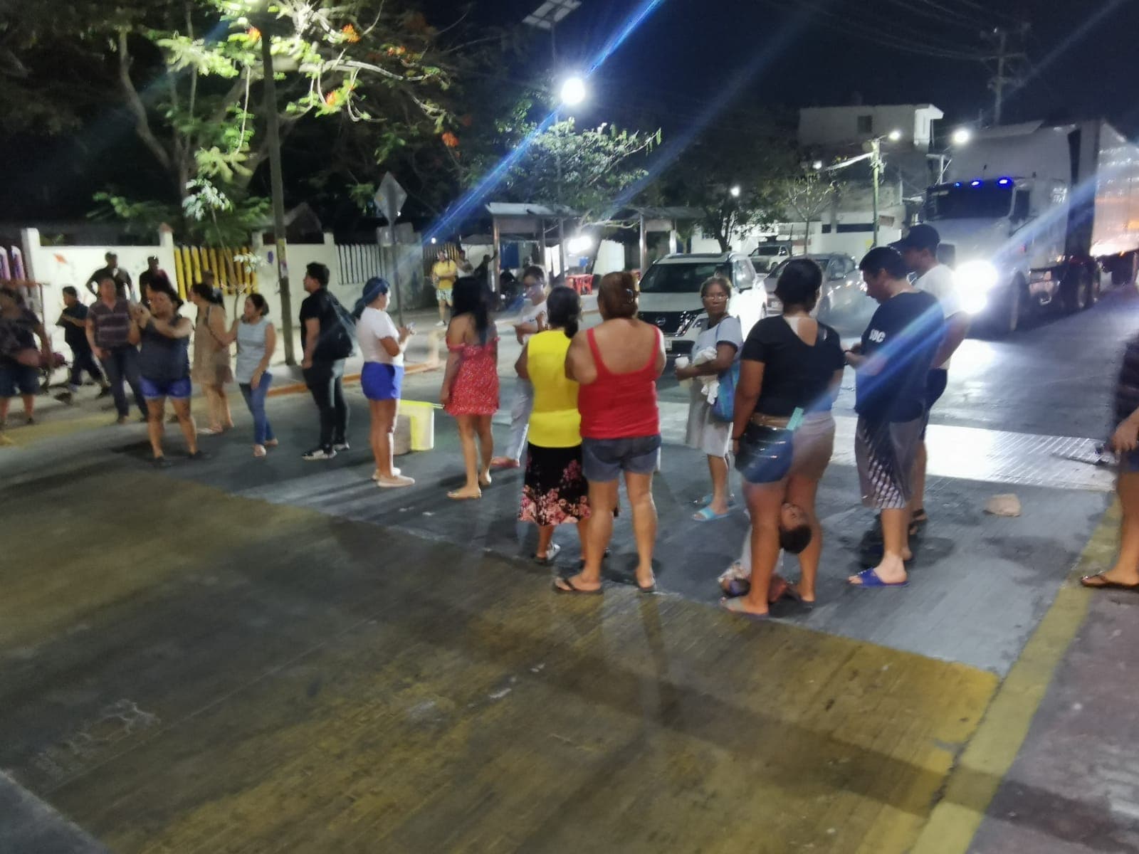 Bloquean campechanos carretera por falta de luz