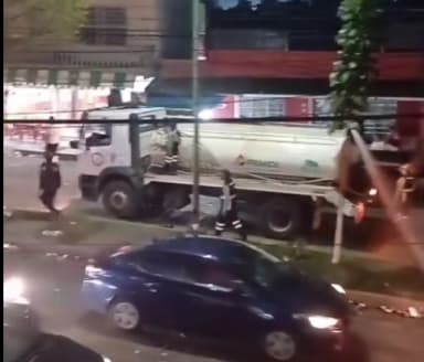 ImagenDesalojan enrama de Comalcalco con pipa de agua
