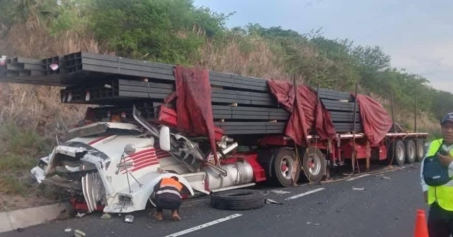 Mueren dos en choque de tráiler en Veracruz