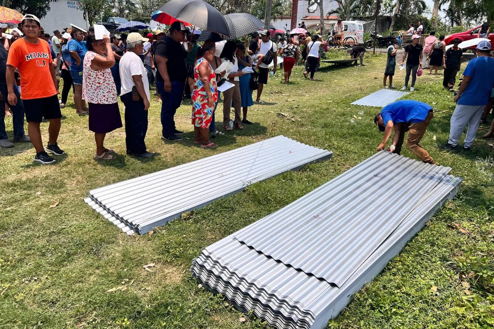 Apoyan con láminas a familias afectadas por tromba en Centro   