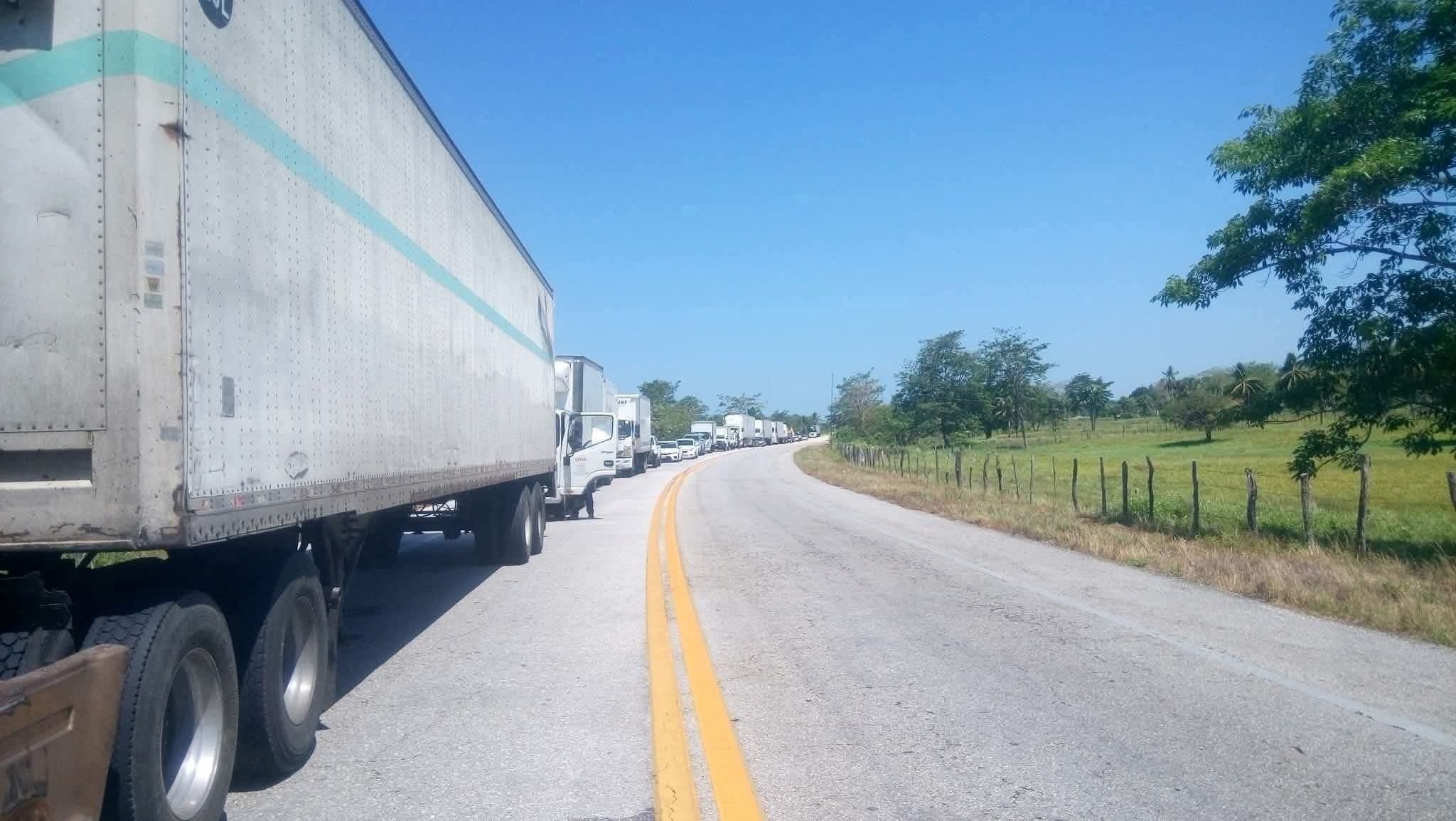 Crecen a dos bloqueos en carretera federal 180 a Cd. del Carmen 