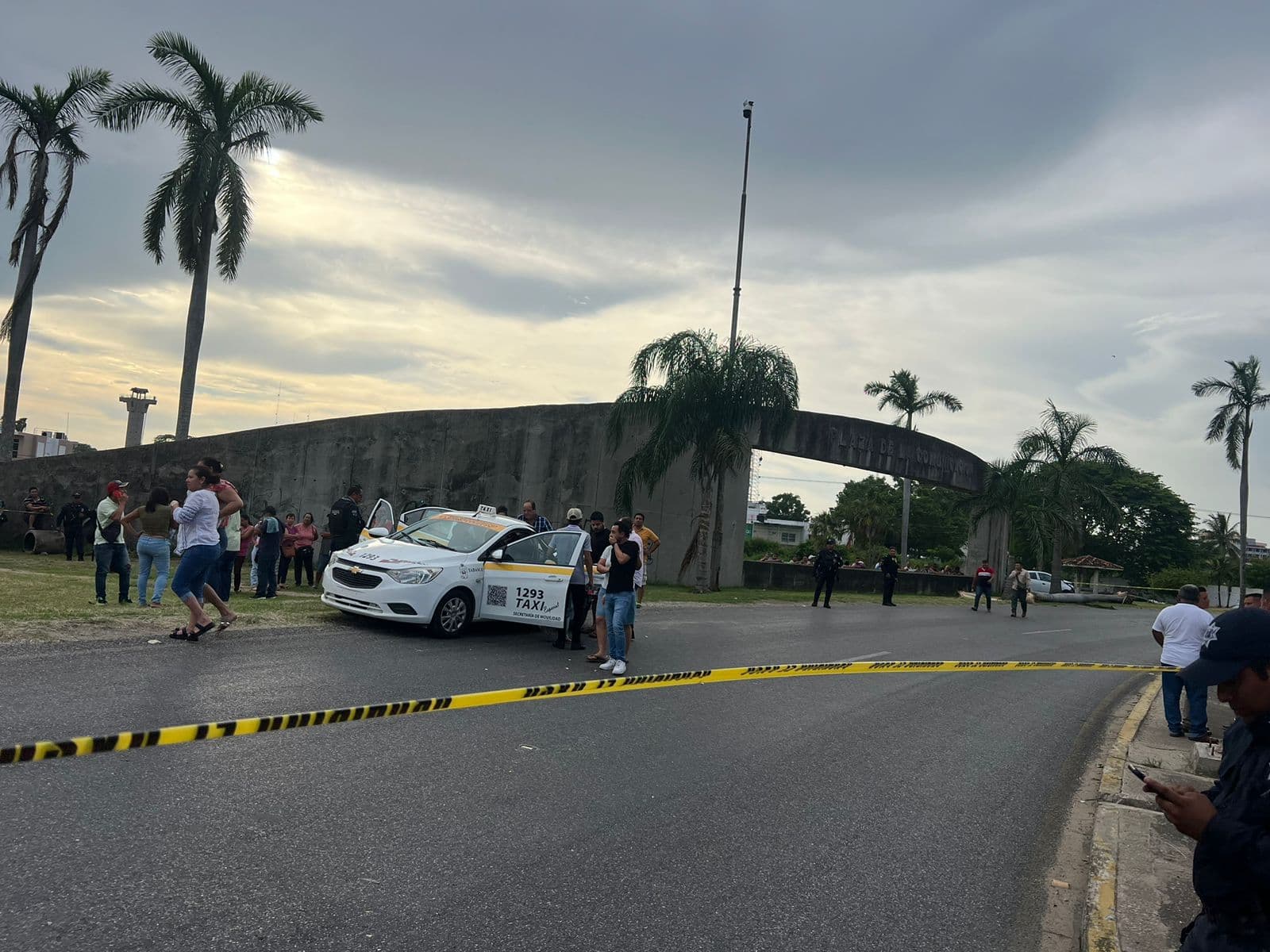 Policía ebrio choca con palmera y mata a joven 
