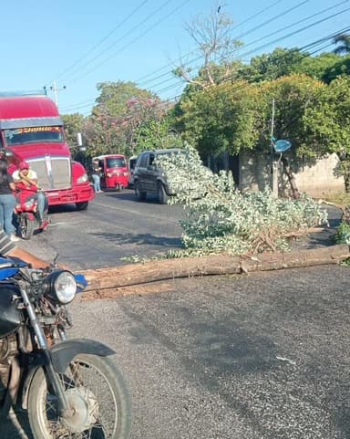 ImagenPobladores de Atasta, Campeche bloquearon tramo federal por falta de luz 