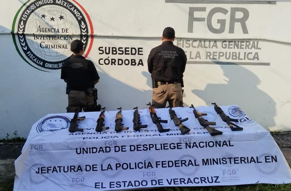 Detienen a sujeto en posesión de ocho armas