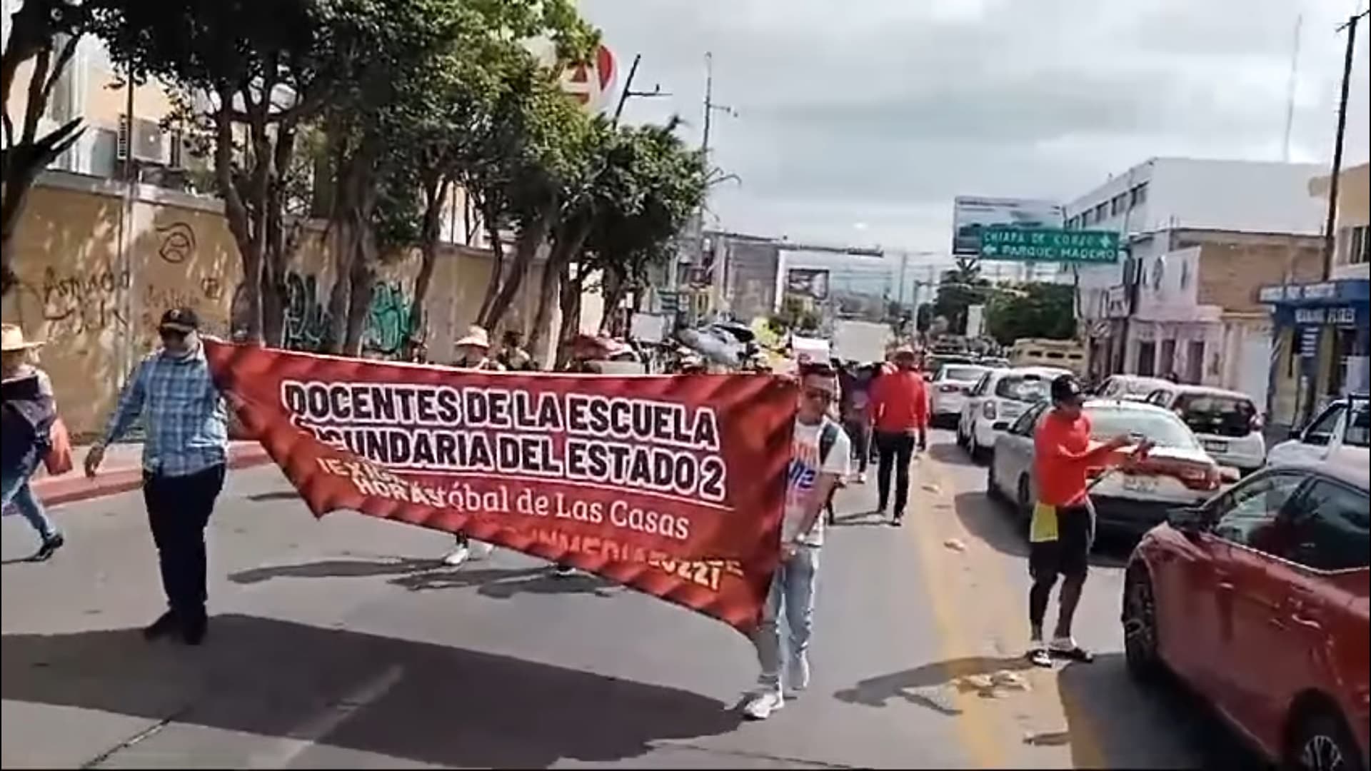 Marchan maestros por pagos atrasados