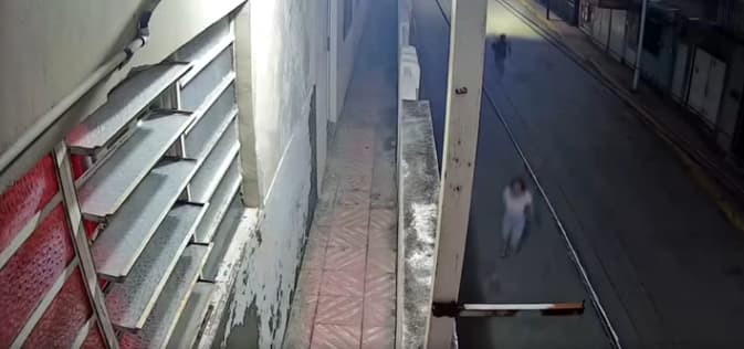 Cámaras graban a mujer asaltada en Macuspana