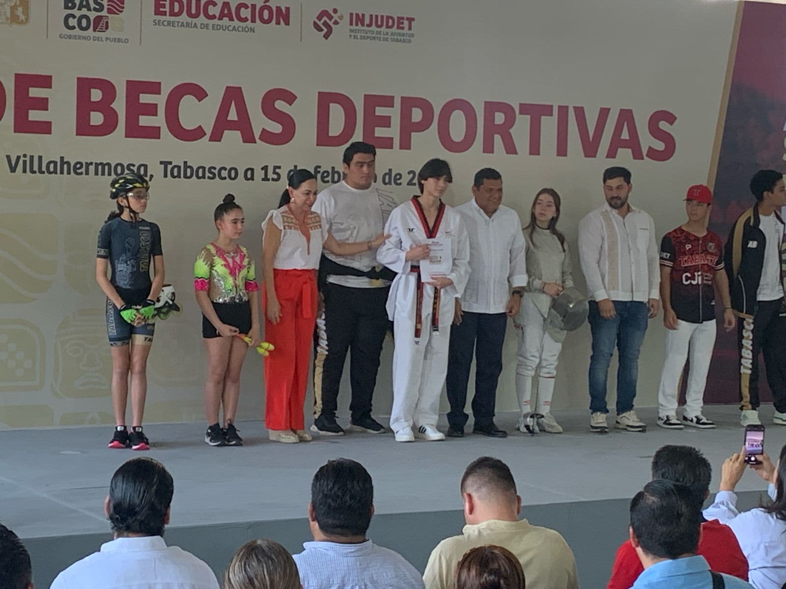 Entregan becas a deportistas tabasqueños