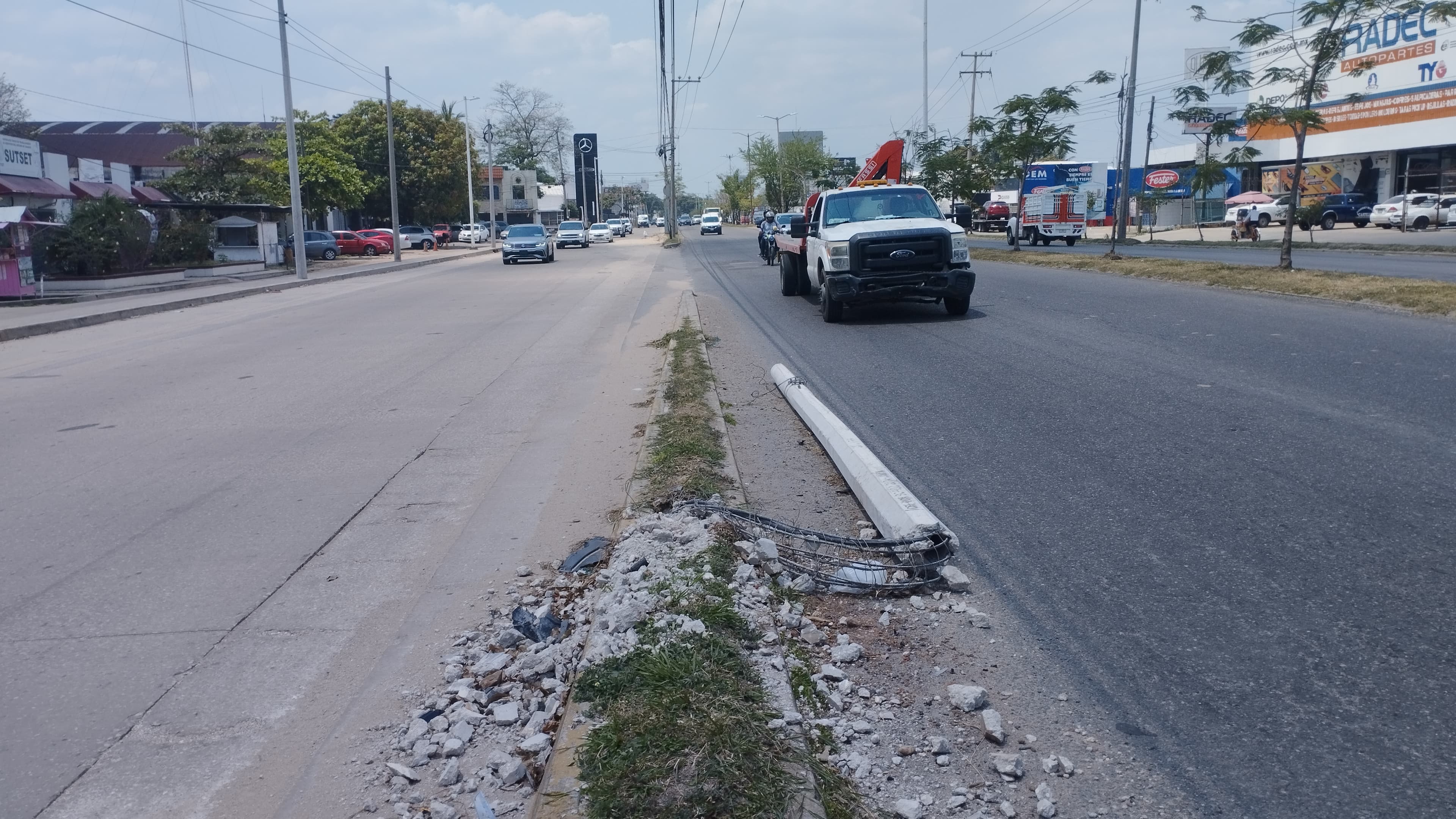 Peligran automovilistas por poste caído 