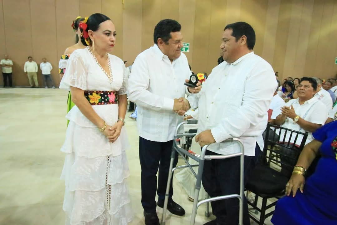 Honran trayectoria de maestros tabasqueños 