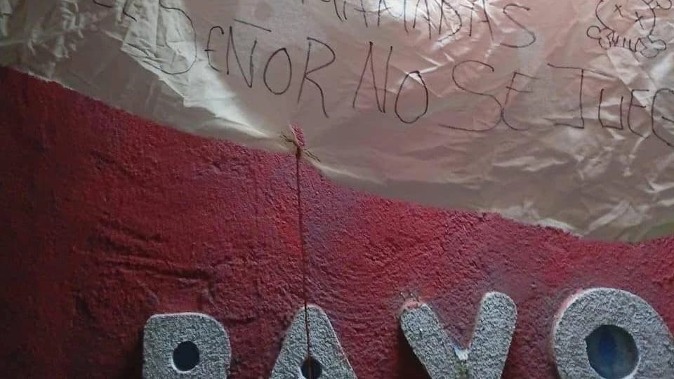 Dejan narcomantas en motel de Huimanguillo y disparan contra fachada