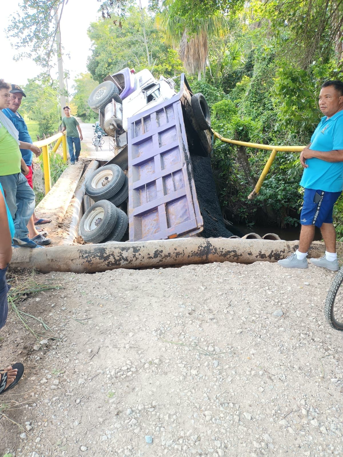 Se desploma puente tubular en Jalapa con un camión pesado