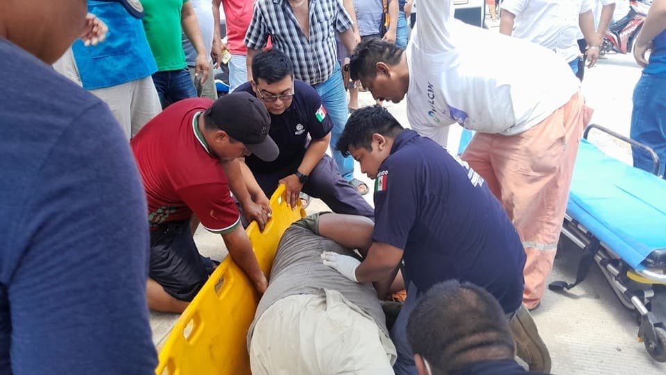 Camioneta se pasa el alto y deja a un hombre fracturado en Frontera