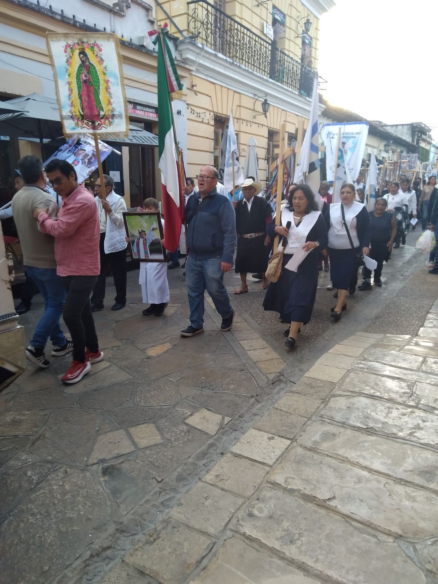 Conmemoran el natalicio del sacerdote Marcelo con una marcha 