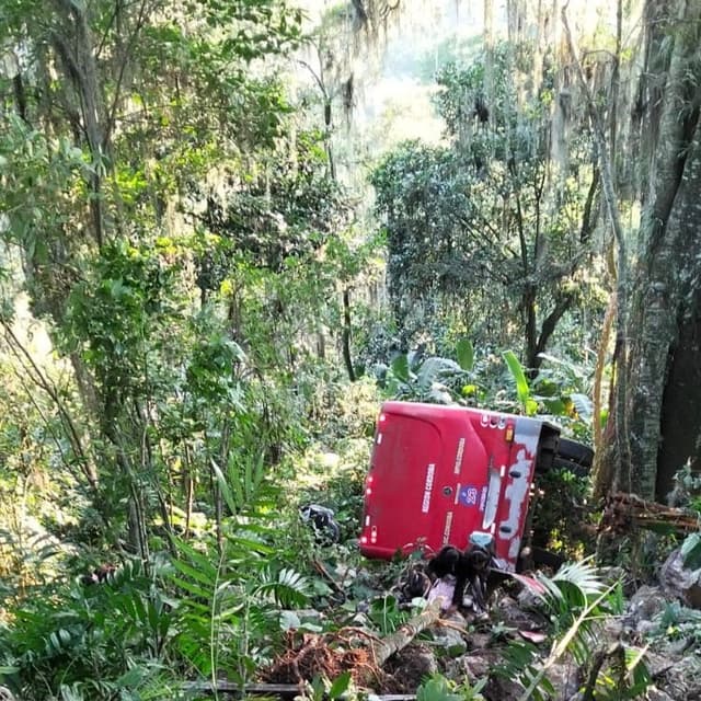 Vuelca autobús de estudiantes, 30 heridos, 4 de gravedad 