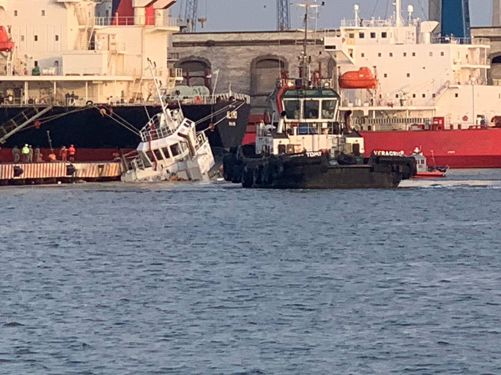Se hunde remolcador en el malecón de Veracruz