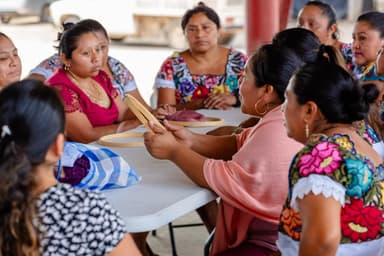 ImagenCapacitan a mujeres artesanas en Tulum