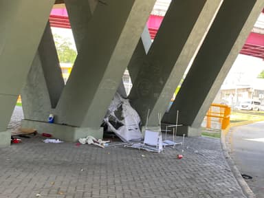 Imagen Usan indigentes distribuidor vial como refugio