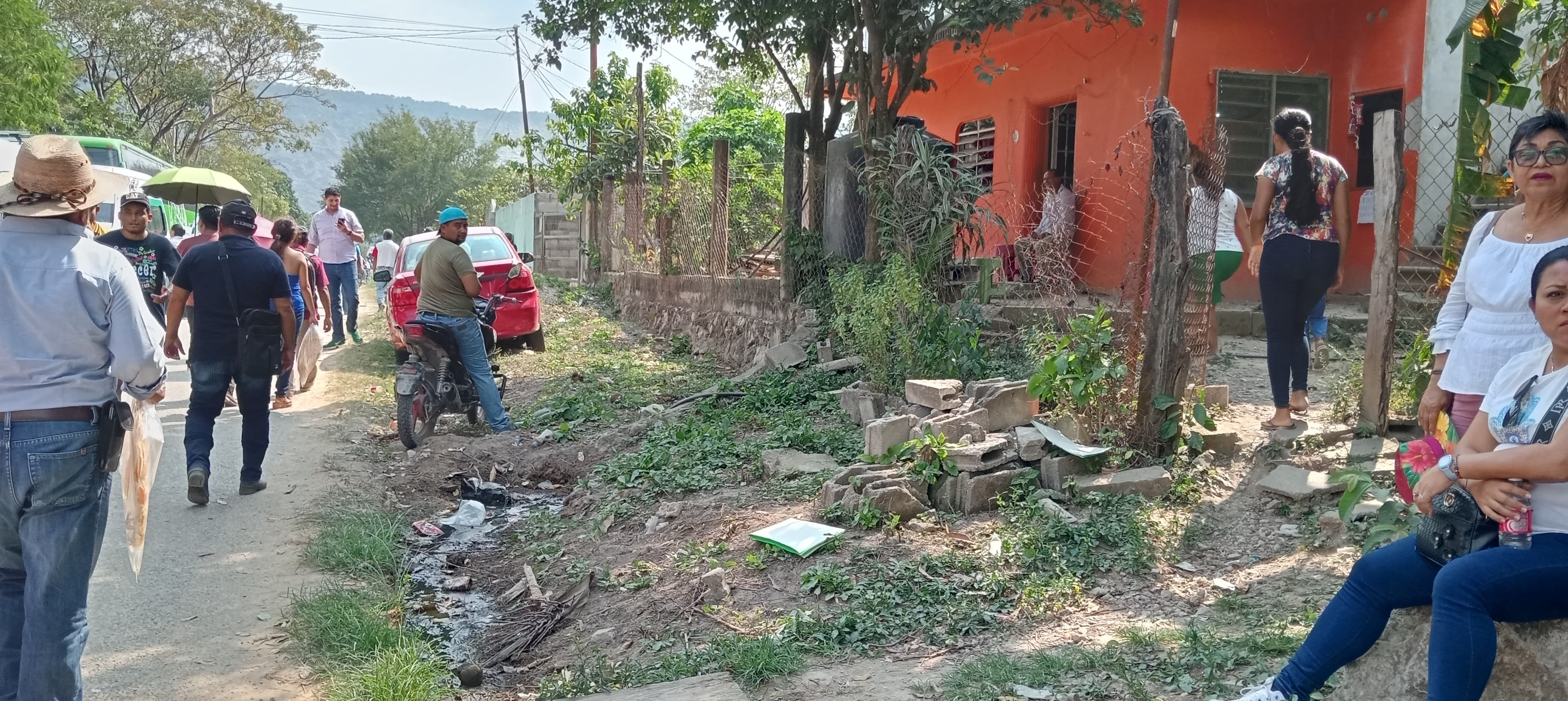 Piden agua potable, luz y drenaje a Sheinbaum en Macuspana 