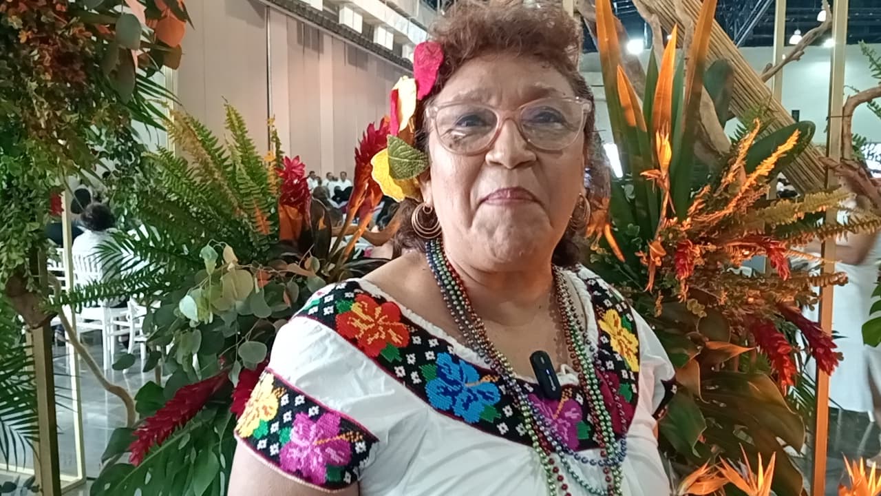 Docentes deben de amar su profesión: maestra con 40 años de servicio 