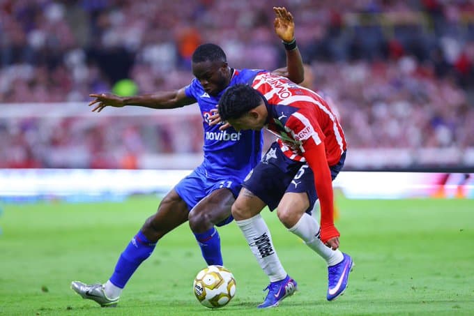 Cruz Azul se mete a la final arrolla a Chivas 