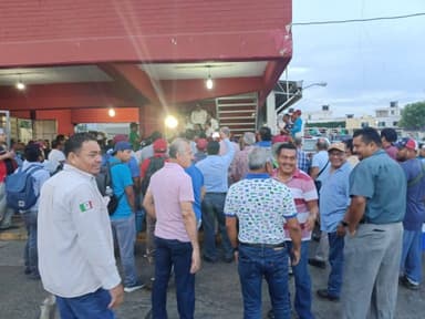 ImagenDe "brazos caídos" trabajadores de limpia 