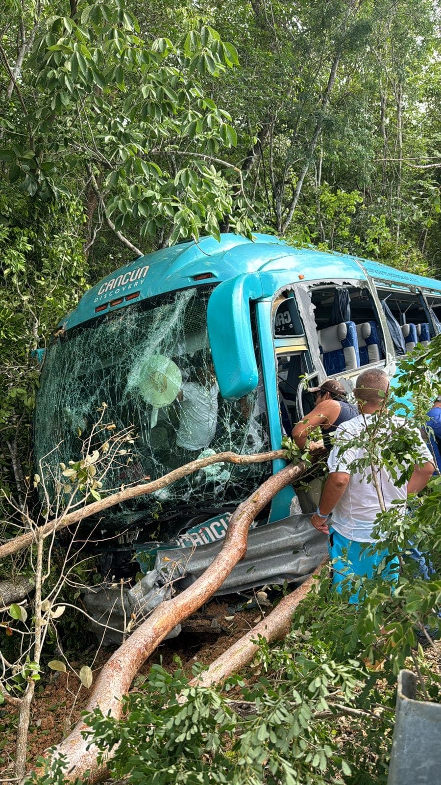 Choca autobús Cancún Discovery 
