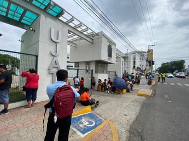 ImagenDACS aplica examen de admisión y aspirantes llegan con sus papás