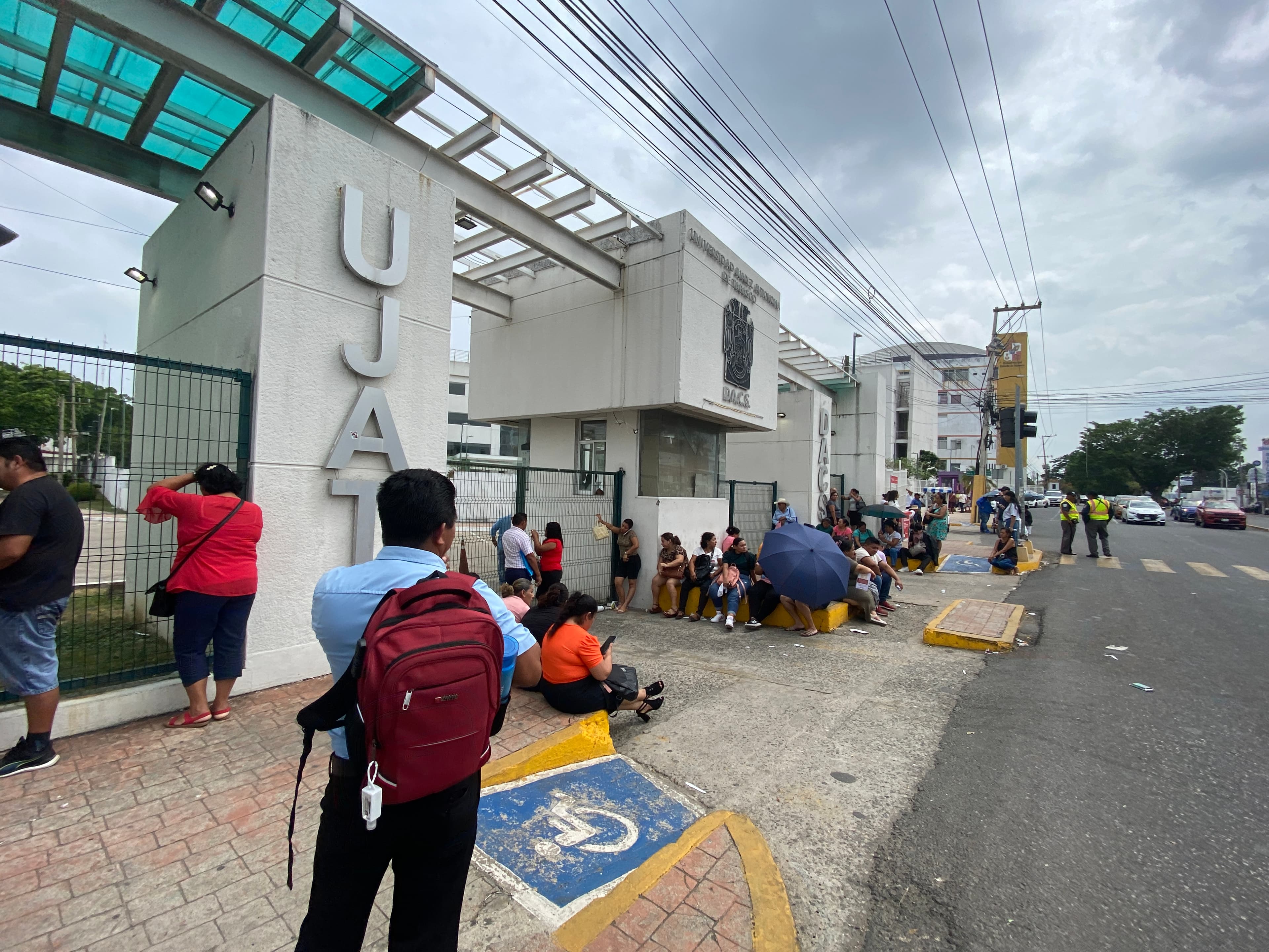 DACS aplica examen de admisión y aspirantes llegan con sus papás