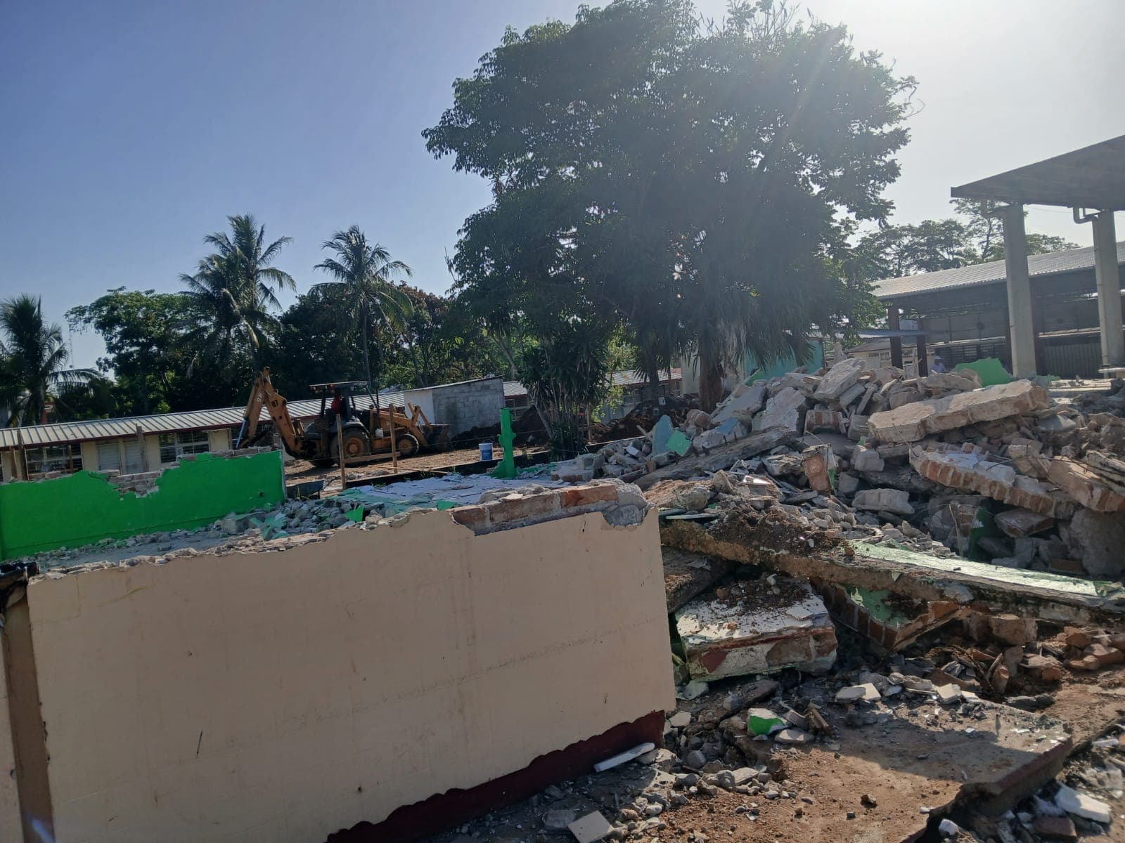 Reconstruyen primaria incendiada en Macultepec