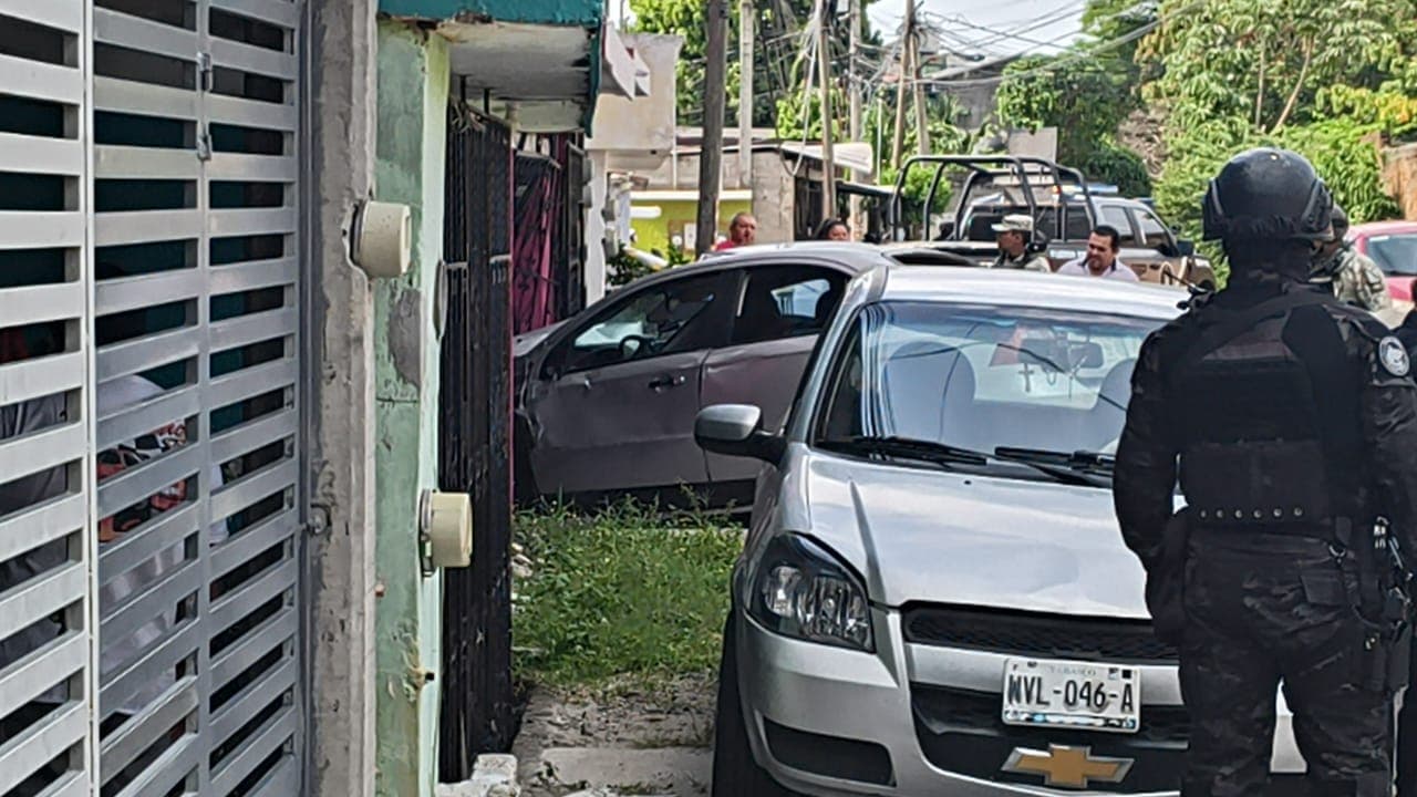 Persecución de presuntos delincuentes termina con 3 detenidos y uno de estos herido de bala