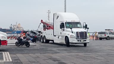 ImagenCon todo y vehículo caen al mar en Macroplaza del malecón veracruzano