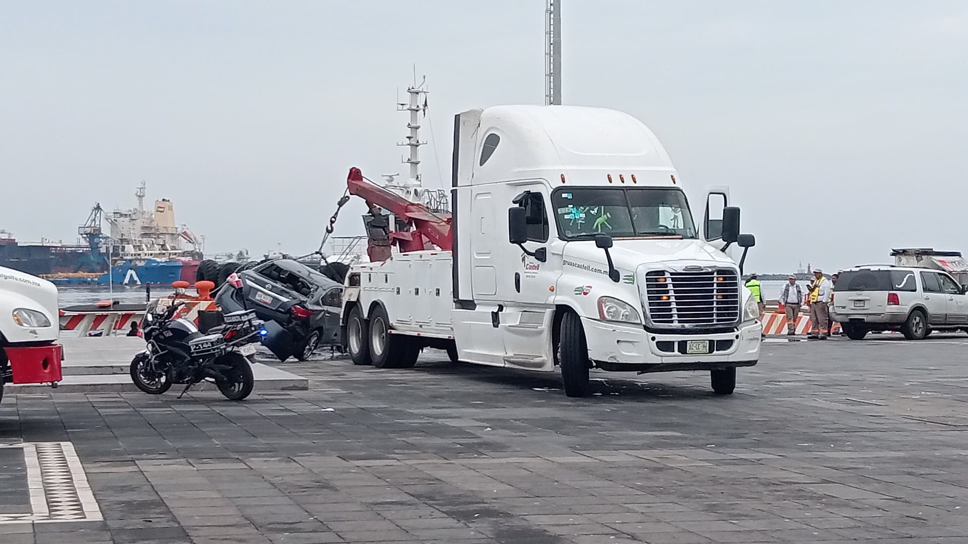 Con todo y vehículo caen al mar en Macroplaza del malecón veracruzano