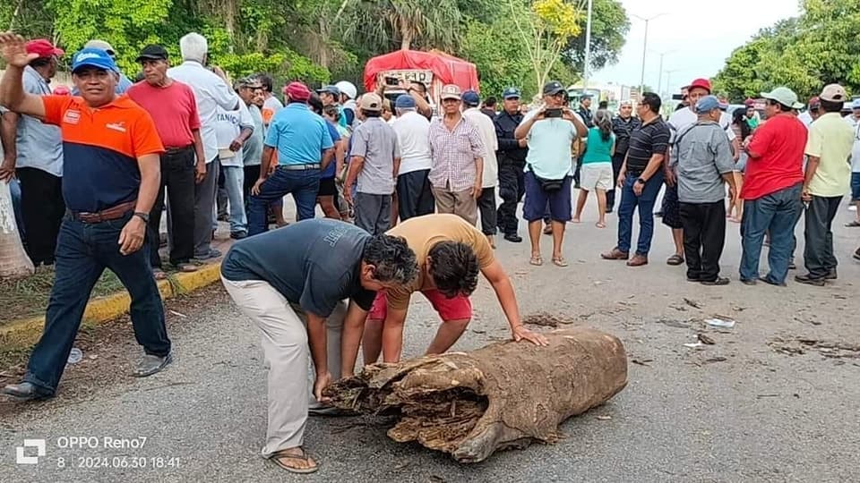 Ejidatarios bloquean vía corta a Mérida