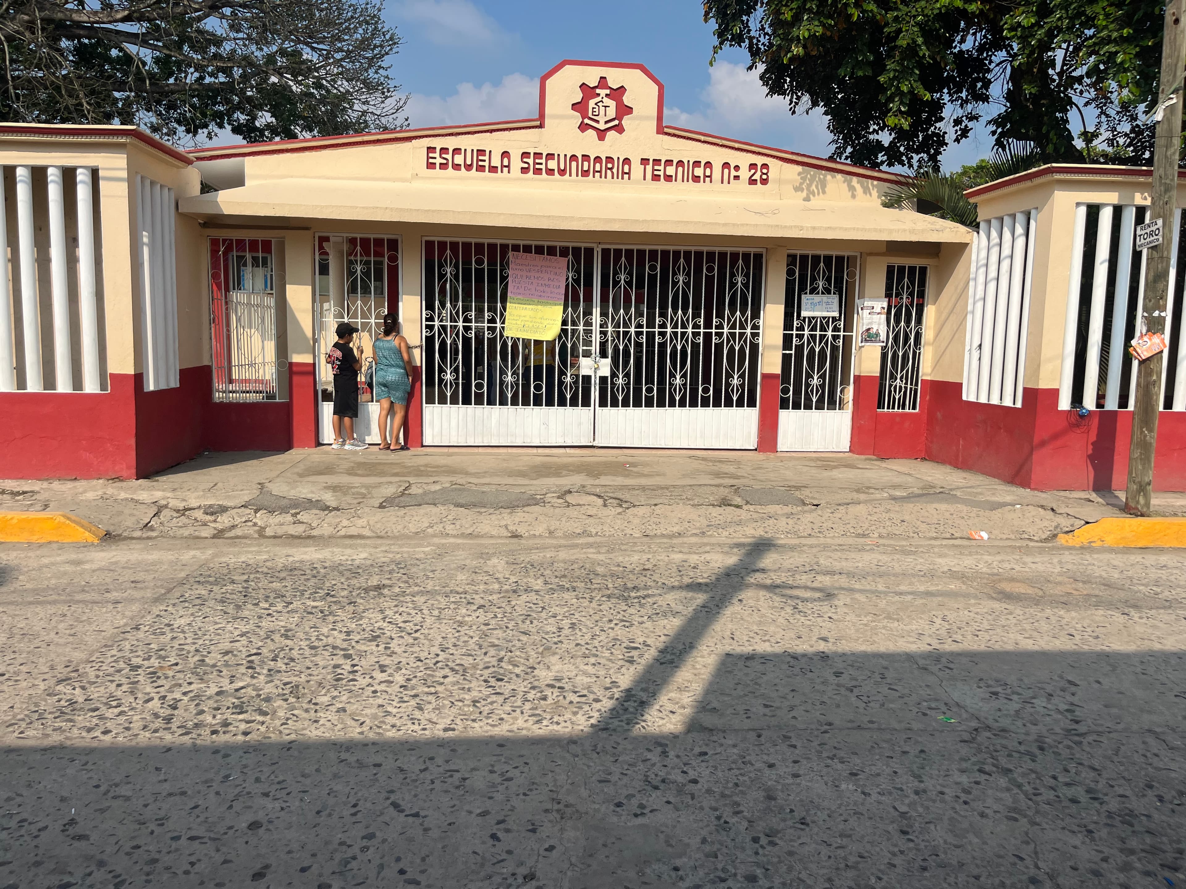 Padres cierran Técnica #28 por falta de maestros 