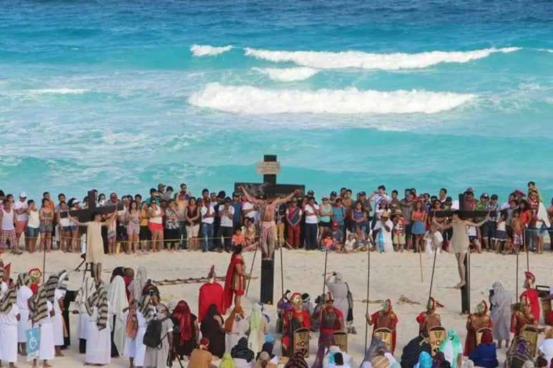 Viacrucis viviente en Playa Delfines