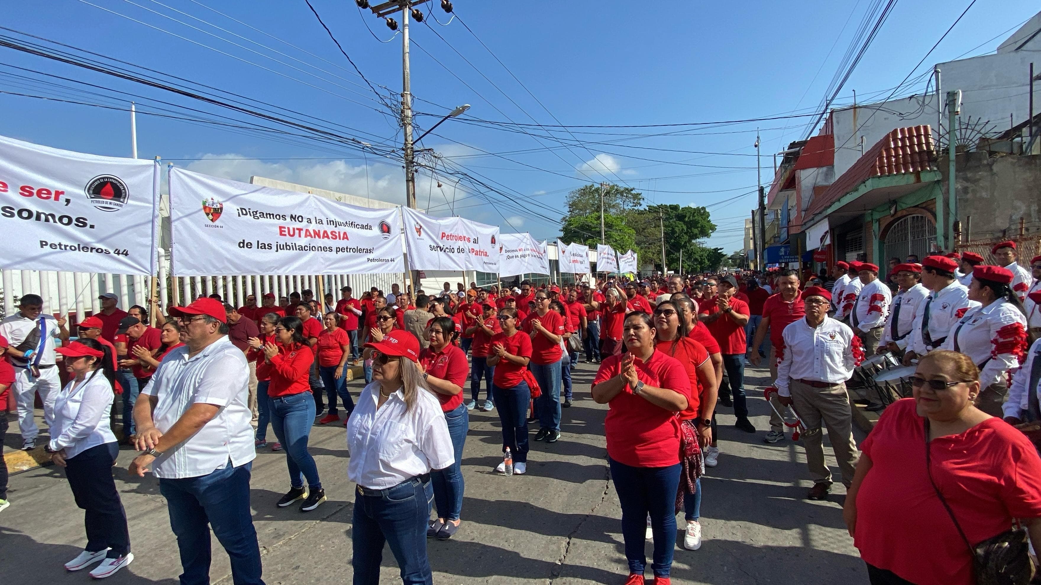 Se quejan petroleros contra Pemex por recorte de plazas