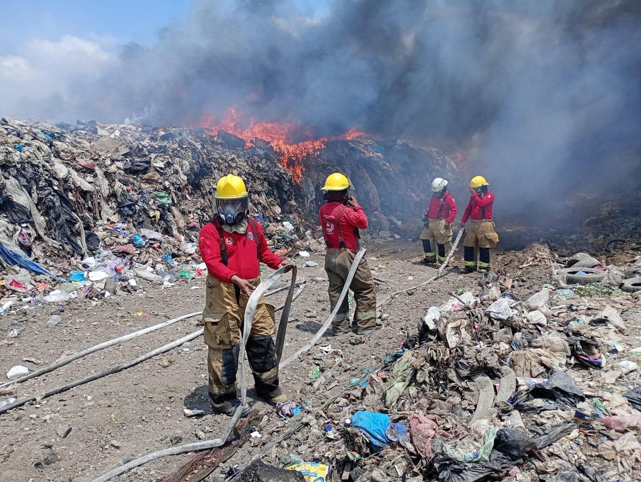 Sigue en llamas basurero de Cunduacán