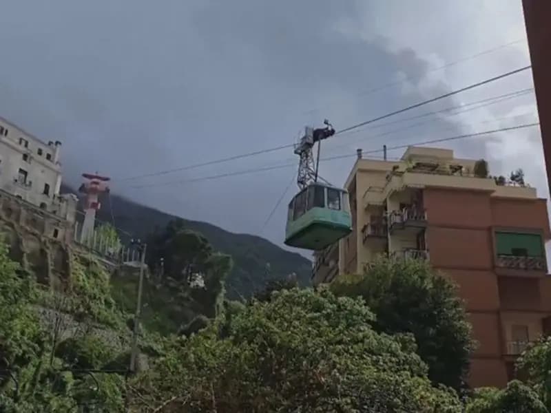 Tragedia en Nápoles: cae teleférico, al menos cinco muertos