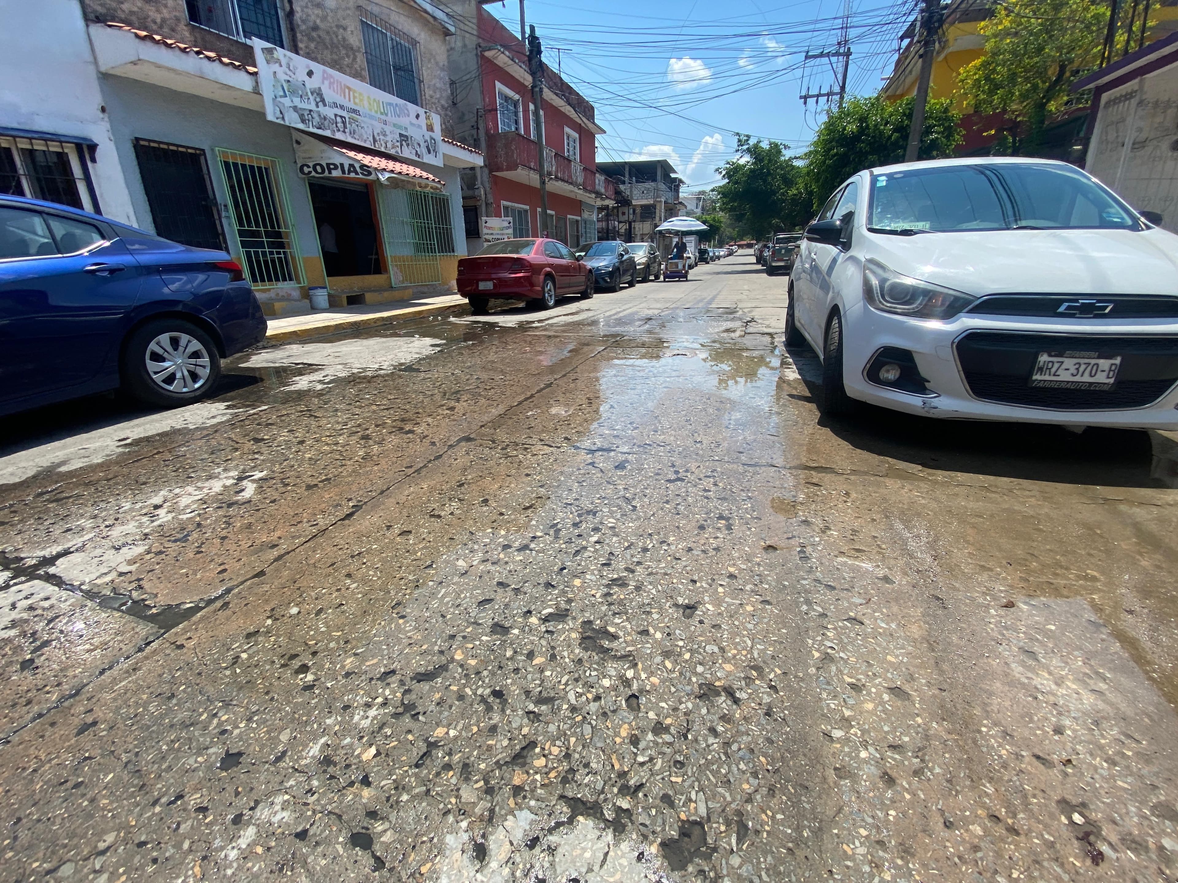 Reportan peligrosa fuga de agua en “El Águila”