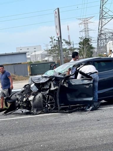 ImagenChocan automóvil y camión de pasajeros este jueves santo