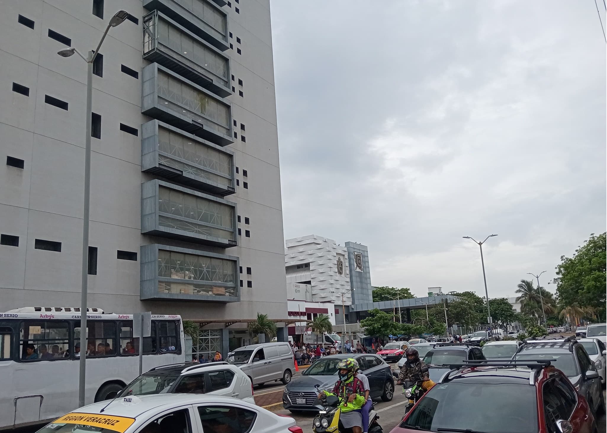Paran trabajadores de intendencia de hospitales de Veracruz  