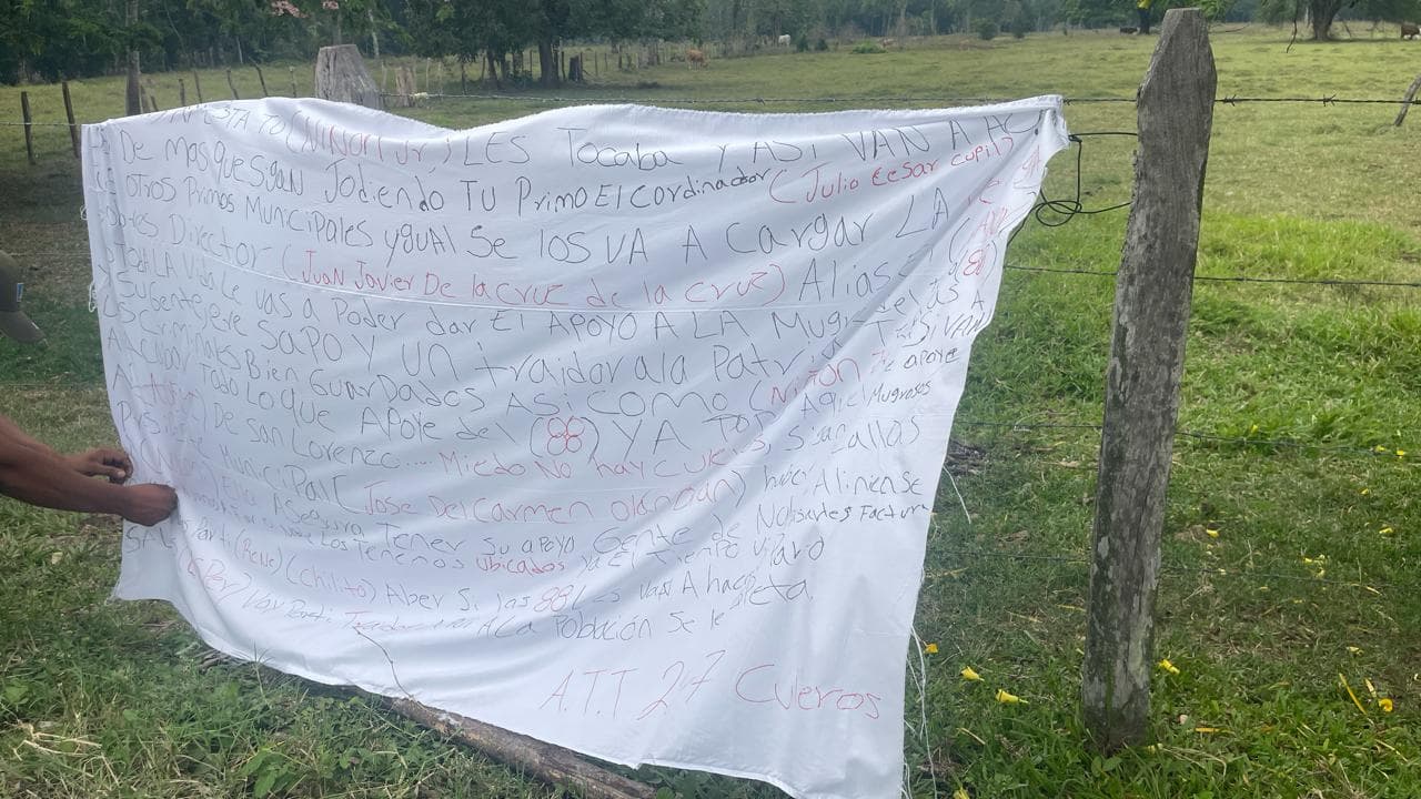 Dejan narcomantas en Jalpa de Méndez y Centro 