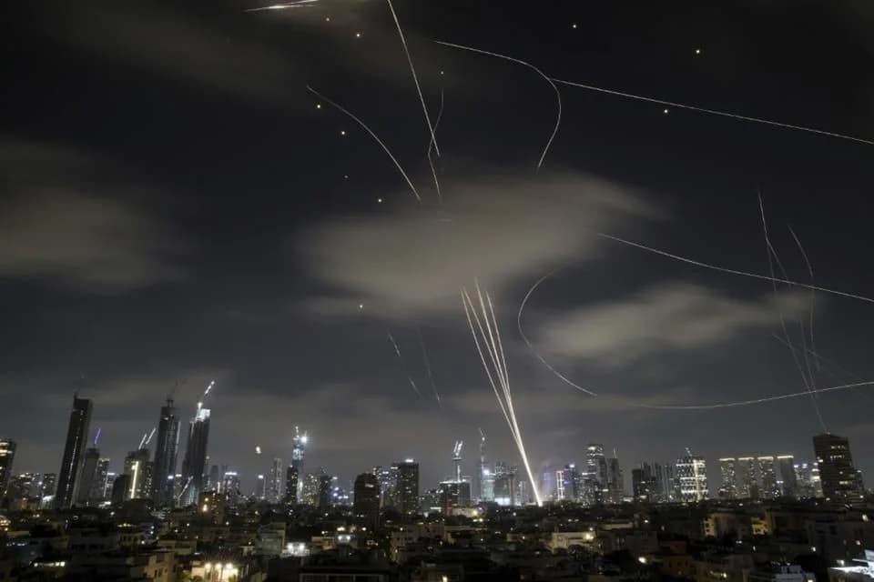 Lanza Irán nueva oleada de misiles contra Israel