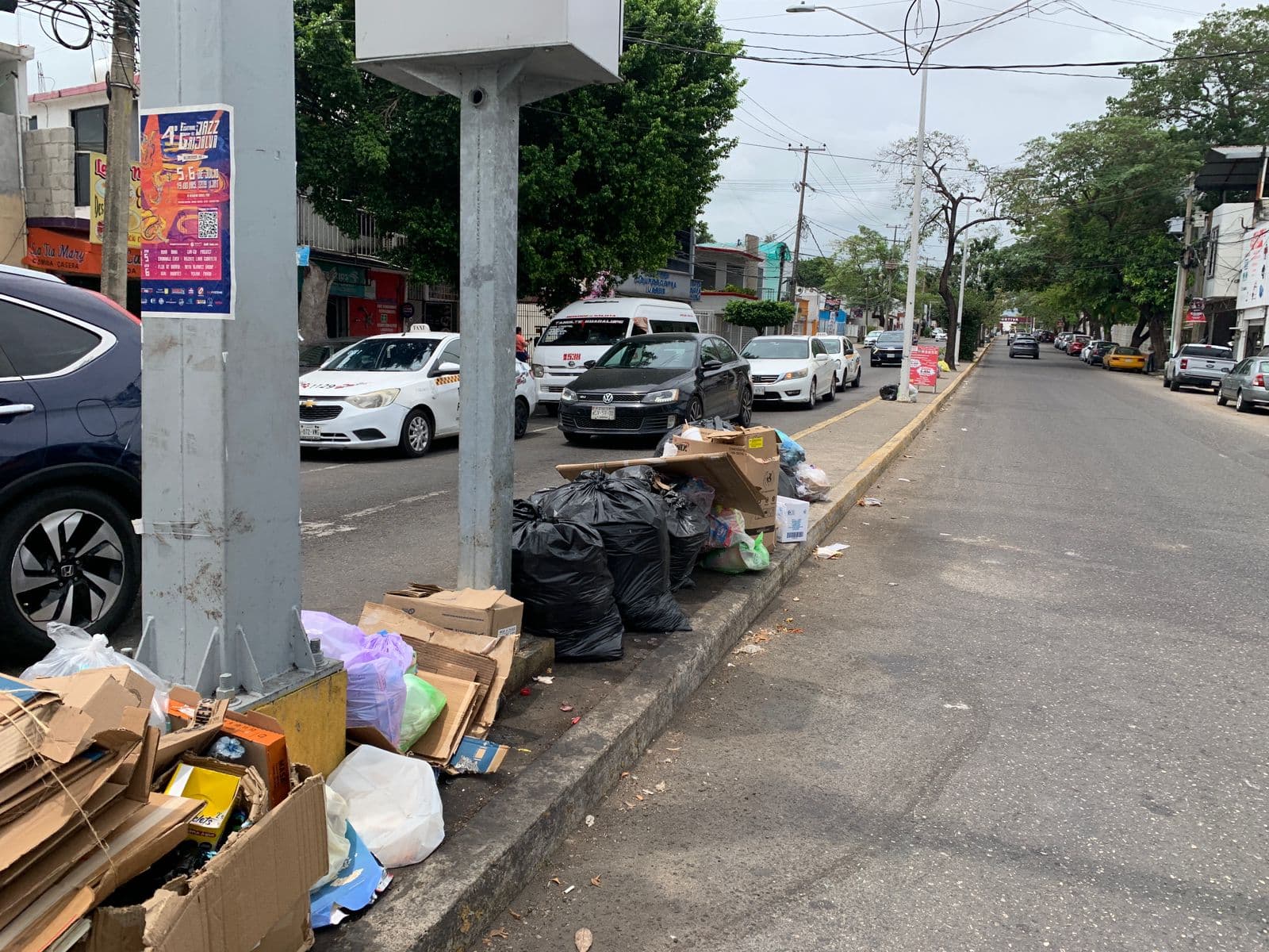 Nadan entre la basura en la 1ero. de Mayo 