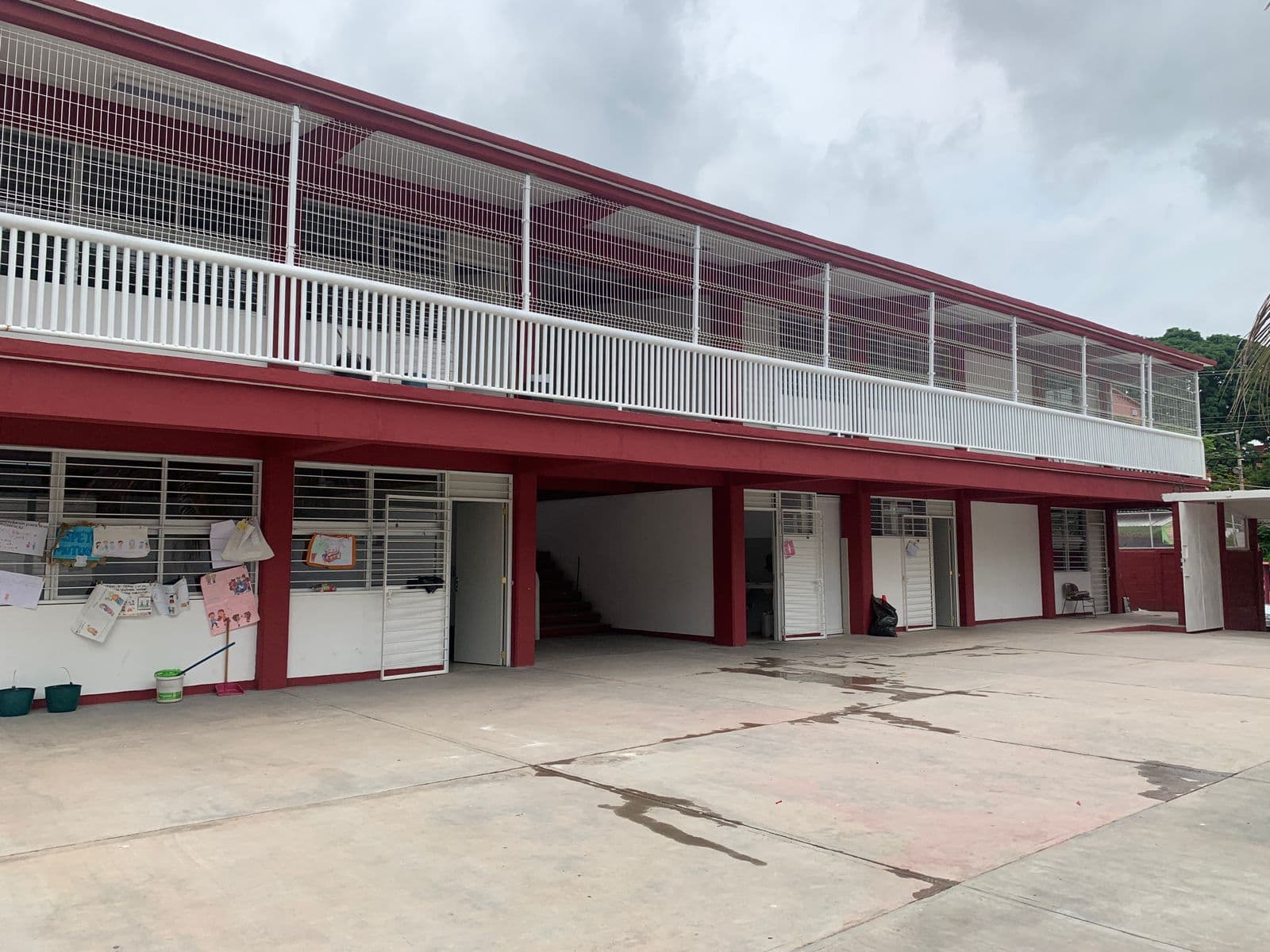 Esperaron 10 meses... por fin tienen salones de clases propios 