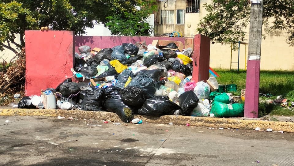 Se desborda basura en Veracruz por paro de trabajadores